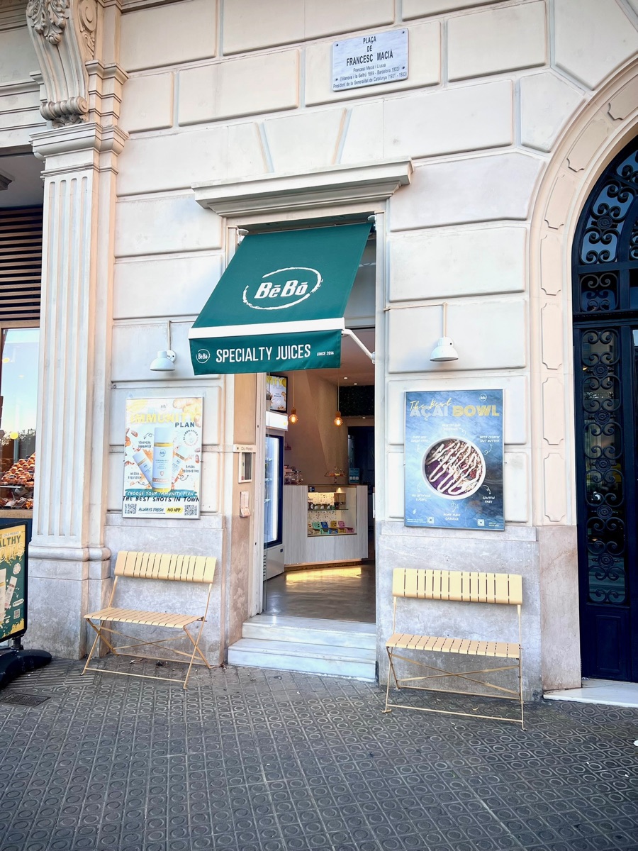 Fachada de BeBo Cold Press en Plaça de Francesc Macià, Barcelona