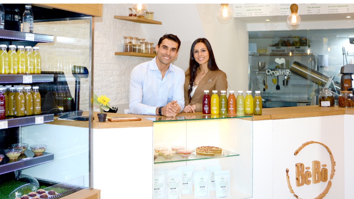 Abdel y Mónica, fundadores de BeBo, tras la barra de su primer local en la plaza Francesc Macià